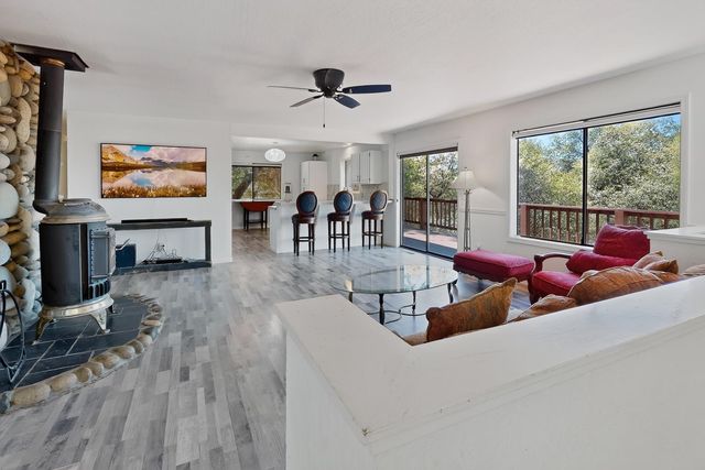 14354 Sun Forest Dr, Penn Valley, CA 95946