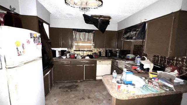 1111 Avenue B, Sweeny, TX 77480