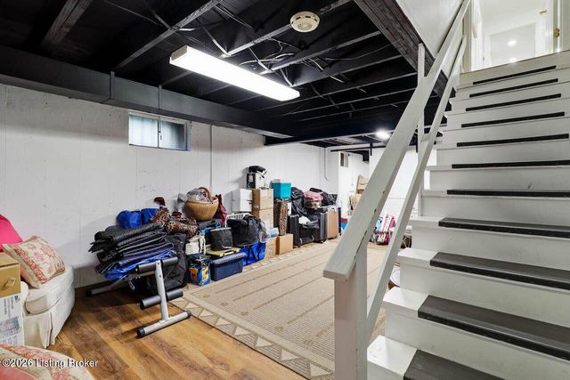 401 Country Ln A, Louisville, KY 40207