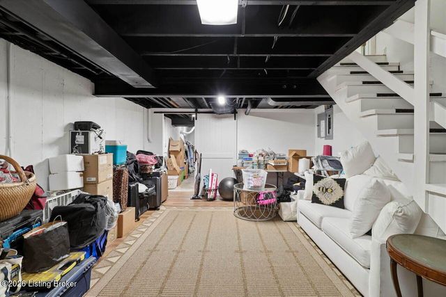 401 Country Ln A, Louisville, KY 40207