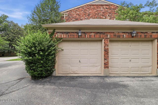 401 Country Ln A, Louisville, KY 40207