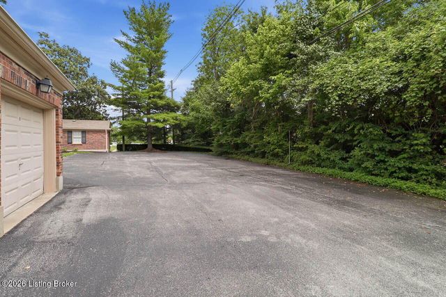 401 Country Ln A, Louisville, KY 40207