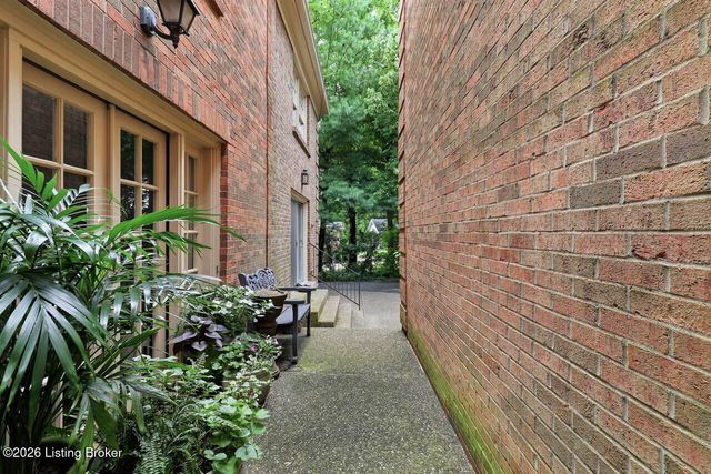 401 Country Ln A, Louisville, KY 40207