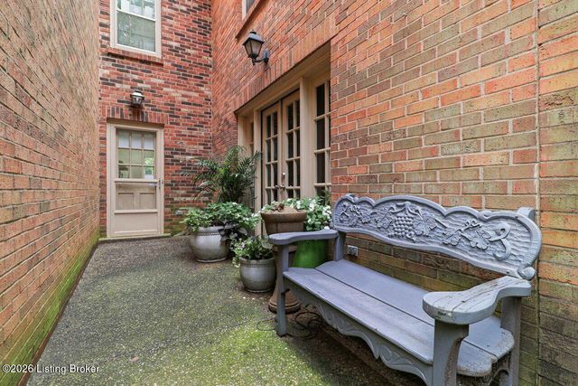 401 Country Ln A, Louisville, KY 40207