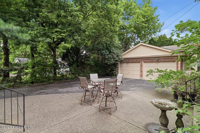401 Country Ln A, Louisville, KY 40207