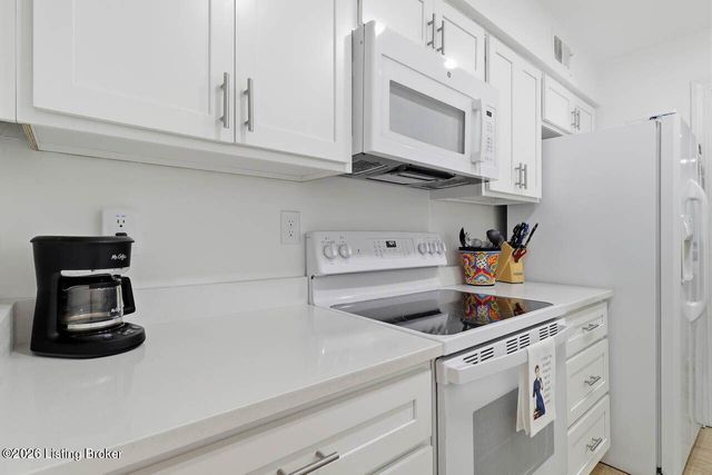 401 Country Ln A, Louisville, KY 40207