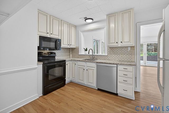 100 Hickory Dr, Manakin Sabot, VA 23103