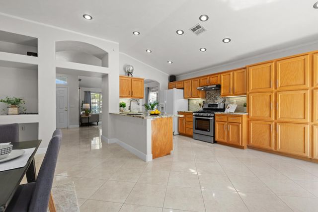 6616 Eskridge Way, Elk Grove, CA 95758