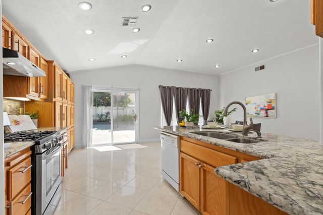 6616 Eskridge Way, Elk Grove, CA 95758
