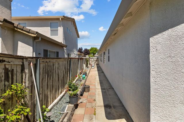 6616 Eskridge Way, Elk Grove, CA 95758