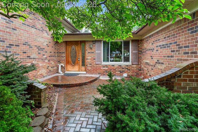5055 Tyler Drive, Troy, MI 48085