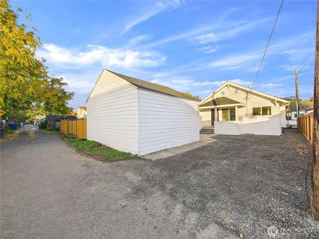 305 Meadow Avenue N, Renton, WA 98057