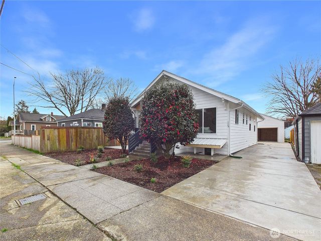305 Meadow Avenue N, Renton, WA 98057