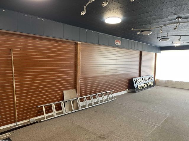 8302 12 Mile Avenue, Warren, MI 48093