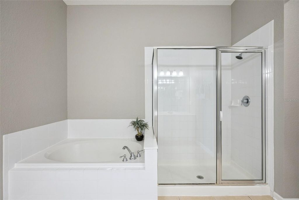 Image 39 of property listing at 4816 CAYVIEW AVENUE 40111, Orlando, FL 32819