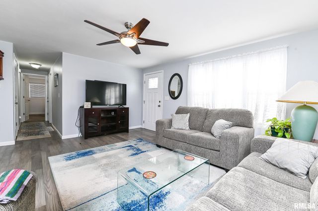 1802 HOLIDAY Drive, Pekin, IL 61554