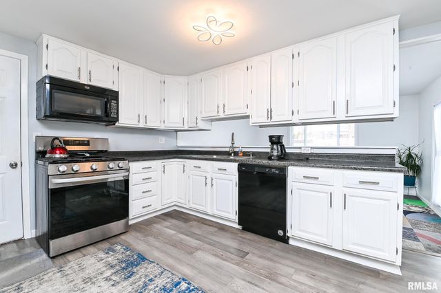 1802 HOLIDAY Drive, Pekin, IL 61554