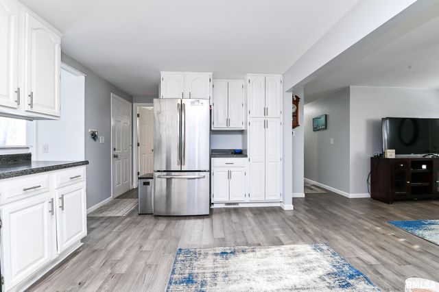 1802 HOLIDAY Drive, Pekin, IL 61554