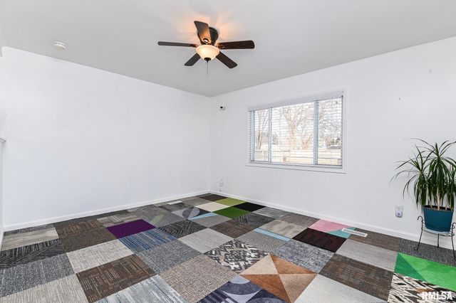 1802 HOLIDAY Drive, Pekin, IL 61554