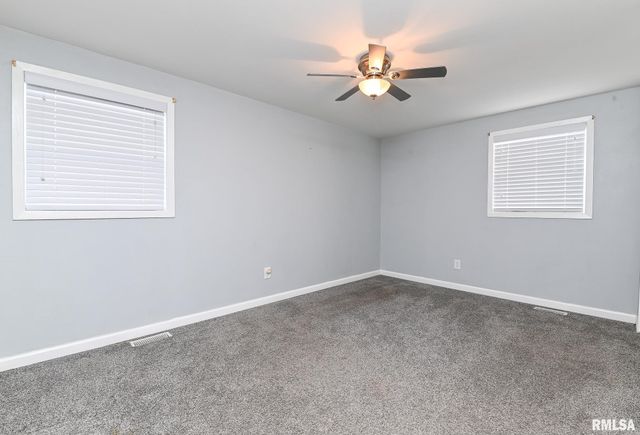 1802 HOLIDAY Drive, Pekin, IL 61554