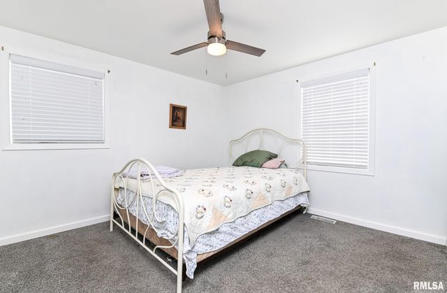 1802 HOLIDAY Drive, Pekin, IL 61554