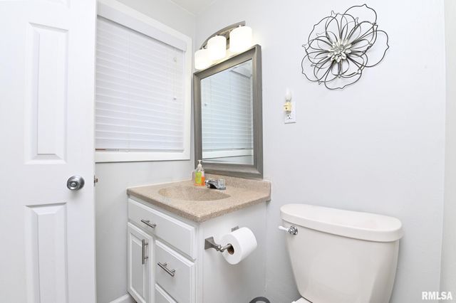 1802 HOLIDAY Drive, Pekin, IL 61554