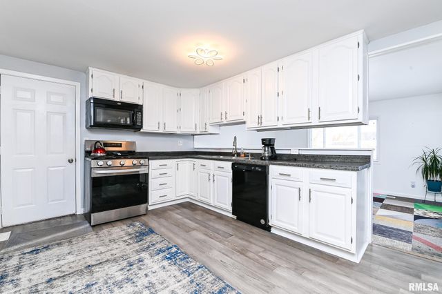 1802 HOLIDAY Drive, Pekin, IL 61554