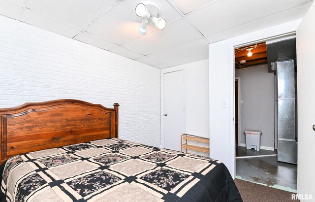 1802 HOLIDAY Drive, Pekin, IL 61554