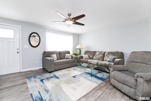 1802 HOLIDAY Drive, Pekin, IL 61554