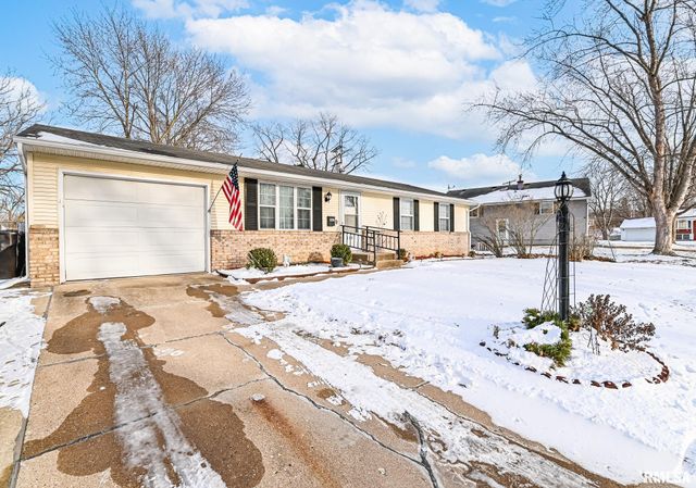 1802 HOLIDAY Drive, Pekin, IL 61554