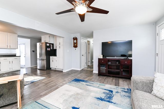 1802 HOLIDAY Drive, Pekin, IL 61554