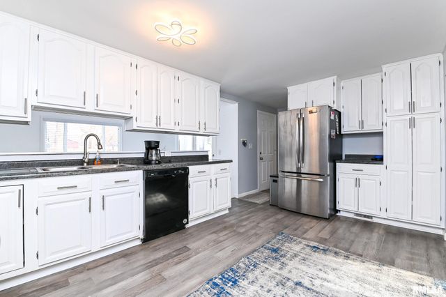 1802 HOLIDAY Drive, Pekin, IL 61554