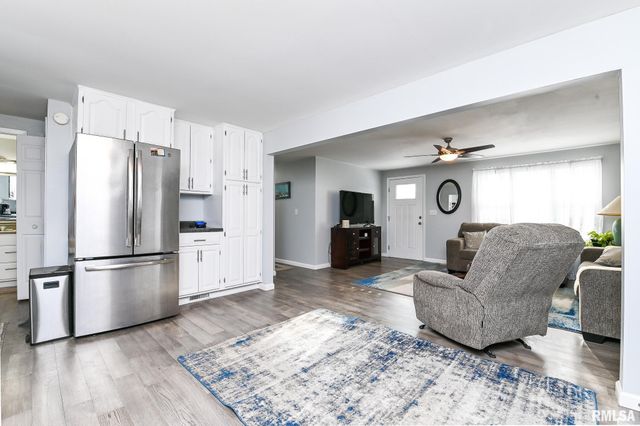 1802 HOLIDAY Drive, Pekin, IL 61554