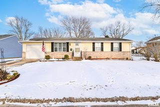 1802 HOLIDAY Drive, Pekin, IL 61554