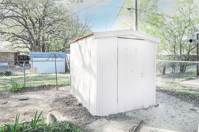 1209 Pebble Street, Bowie, TX 76230