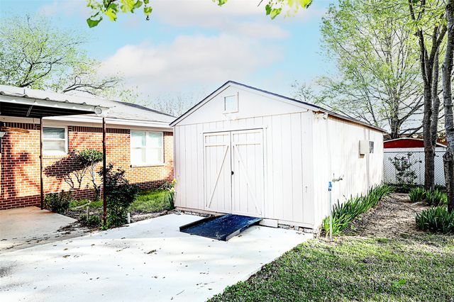 1209 Pebble Street, Bowie, TX 76230