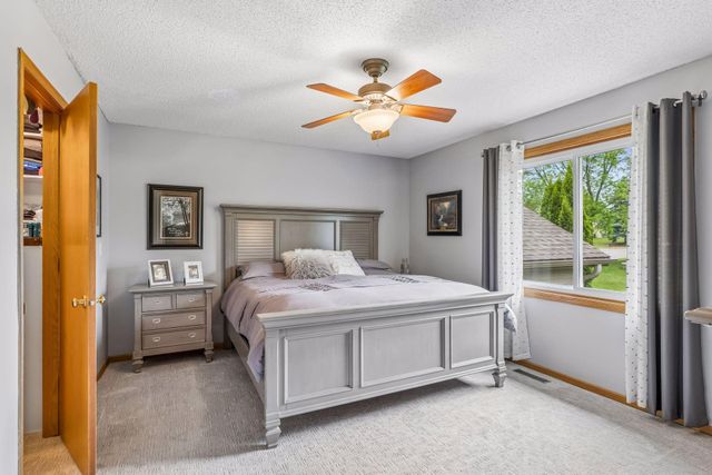 8852 Rainier Drive, Woodbury, MN 55125