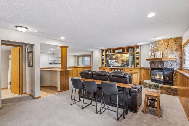 8852 Rainier Drive, Woodbury, MN 55125