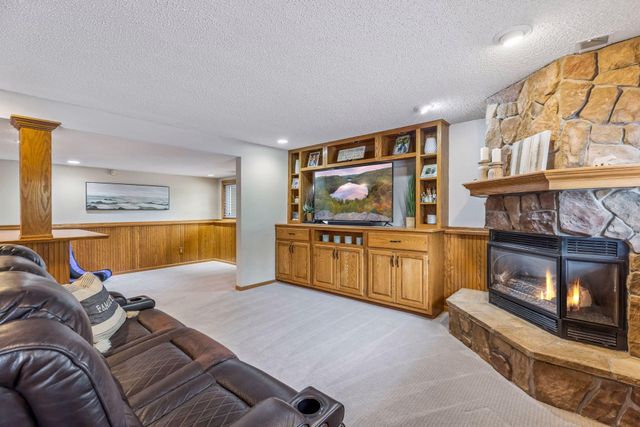 8852 Rainier Drive, Woodbury, MN 55125
