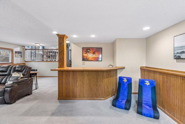 8852 Rainier Drive, Woodbury, MN 55125