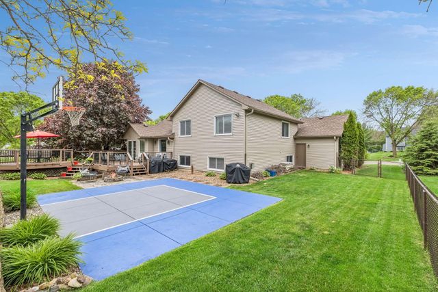 8852 Rainier Drive, Woodbury, MN 55125