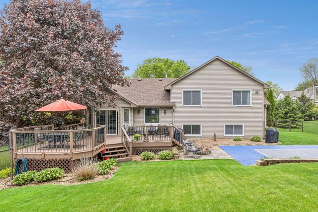 8852 Rainier Drive, Woodbury, MN 55125