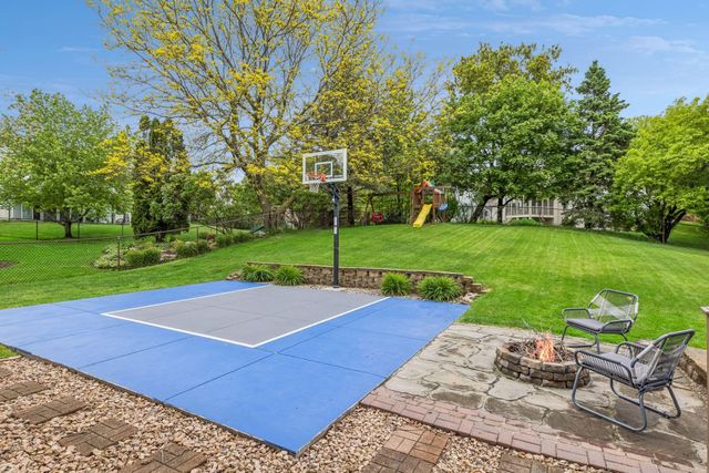 8852 Rainier Drive, Woodbury, MN 55125