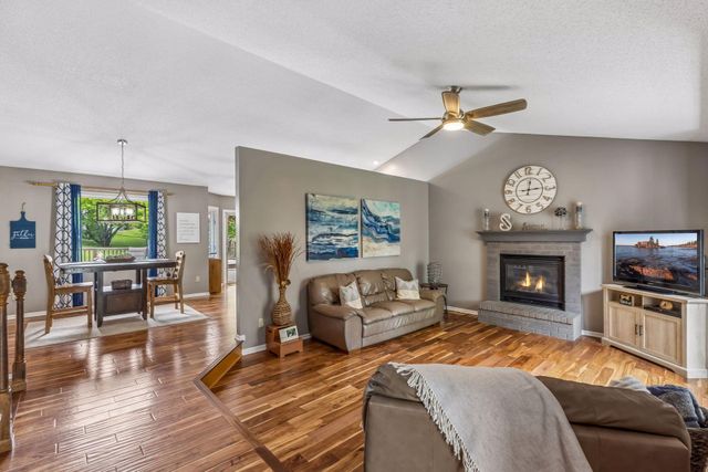 8852 Rainier Drive, Woodbury, MN 55125