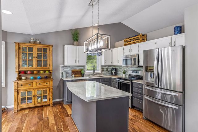 8852 Rainier Drive, Woodbury, MN 55125