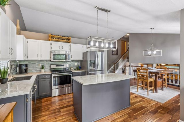 8852 Rainier Drive, Woodbury, MN 55125