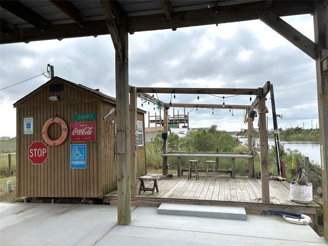 62 Oceania Street, Sargent, TX 77414