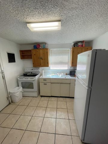 805 E Holland Avenue, Alpine, TX 79830