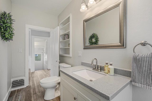 1370 CEAPE AVENUE, Oshkosh, WI 54901