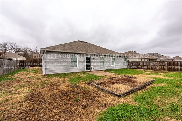1336 S Splash Drive, Fayetteville, AR 72701